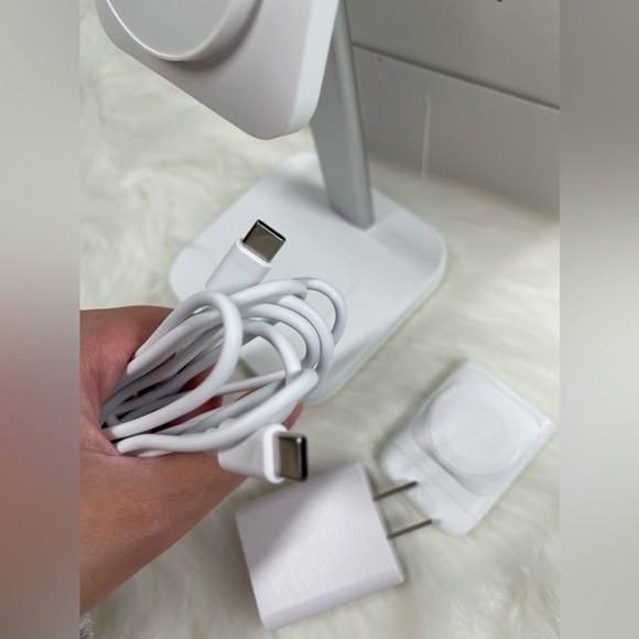 BNWB ESR 3-in-1 Wireless Charger Stand with MagSafe For IPhone Apple Watch White - Picture 5 of 12